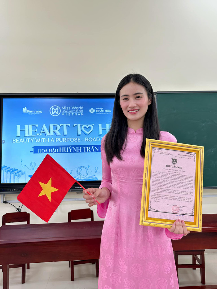 Thời gian qua, Hoa hậu Ý Nhi gấp rút thực hiện dự án nhân ái trình làng tổ chức Miss World. Trong suốt chuỗi hoạt động tại các miền, người đẹp xứ Nẫu nhiều lần để lại ấn tượng tốt bởi hình ảnh chỉn chu, đầy thân thiện.  