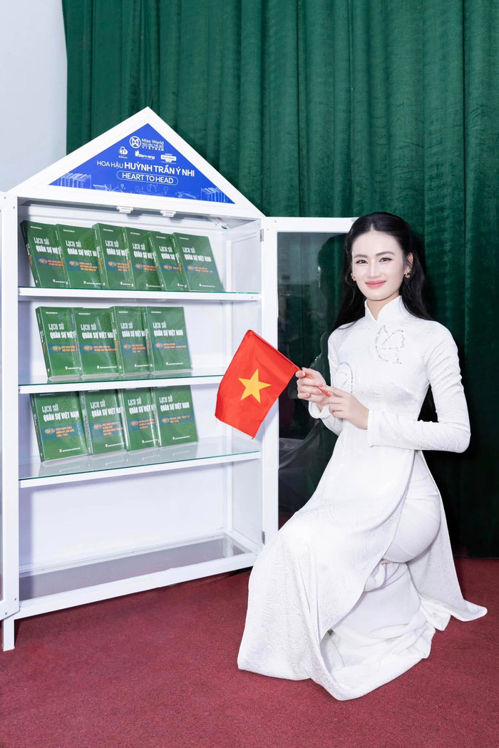 Người đẹp quê Bình Định trưng dụng những mẫu mã cổ trụ ôm sát cơ thể phủ tông đơn sắc hoặc có họa tiết in chìm trên vải.  