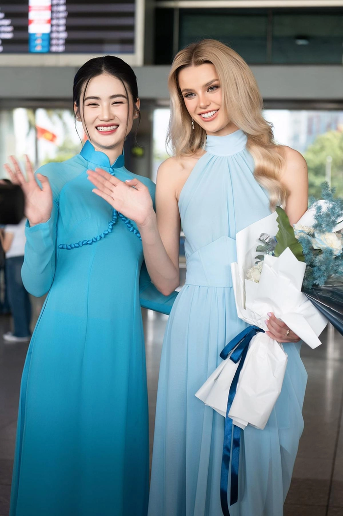 Áo dài cũng là trang phục được Hoa hậu Ý Nhi diện xuyên suốt tuần lễ đón tiếp chủ tịch cuộc thi Miss World và đương kim Krystyna Pyszková. Lúc bấy giờ, đại diện Việt Nam mùa giải 2025 tích cực khoe sắc với những thiết kế mang bộ màu chủ đề của cuộc thi.  