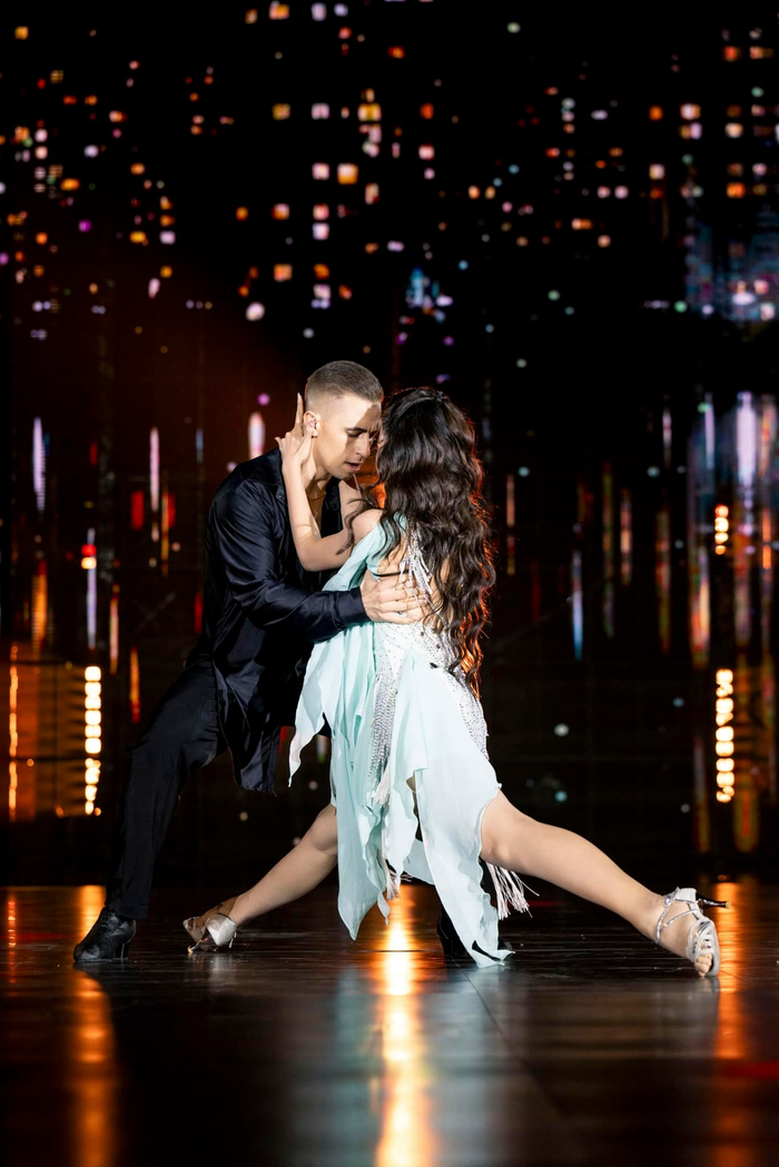 “Tôi không thể tin được là bạn có thể làm được điều này. Cảm ơn bạn vì một tiết mục quá tuyệt vời. Tôi không hiểu tại sao, chỉ trong một thời gian ngắn, bạn có thể hiểu được nguyên lý các chuyển động, kỹ thuật về chân tay, xoay tóc, bưng bê, bạn làm những việc này như bạn đã làm 20 năm rồi”, giám khảo Đoan Trang dành nhiều lời khen ngợi cho màn trình diễn của Á hậu Ngọc Hằng. 