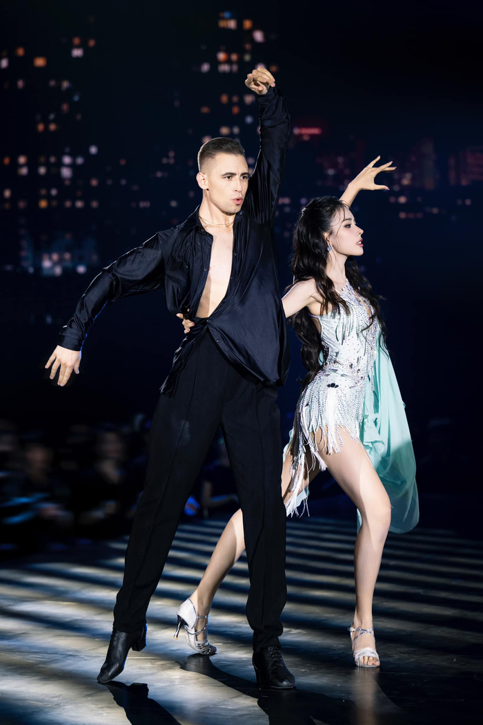 Riêng giám khảo Khánh Thi nhận xét, cô cho rằng Á hậu Ngọc Hằng rất tiềm năng cho vị trí Quán Quân Bước Nhảy Hoàn Vũ của mùa giải năm nay. 'Tôi thấy rằng, bạn có thể trở thành Quán quân Bước Nhảy Hoàn Vũ đấy. Nhưng lời khen của tôi có thể là con dao hai lưỡi đó, nên cố thử xem”, nữ kiện tướng dancesport bày tỏ về phần thi của Ngọc Hằng và bạn nhảy. Sau phần trình diễn, giám khảo Chí Anh cho 10 điểm, giám khảo Sandra cho 10 điểm, giám khảo Khánh Thi cho 9.5 điểm và giám khảo Đoan Trang là 10 điểm. 