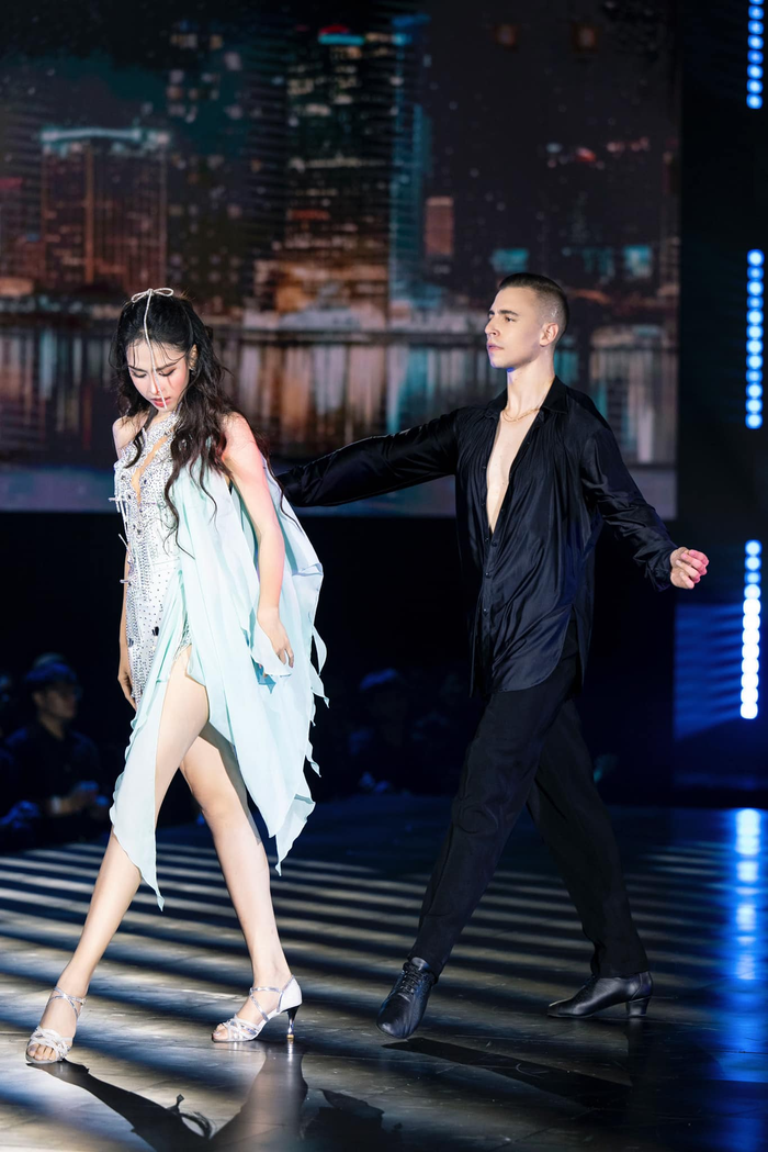 Trên sân khấu, chân dài sinh năm 2003 diện mẫu đầm xanh kết hợp với tà vai dễ dàng tạo ra hiệu ứng trên sân khấu trong lúc trình diễn. 