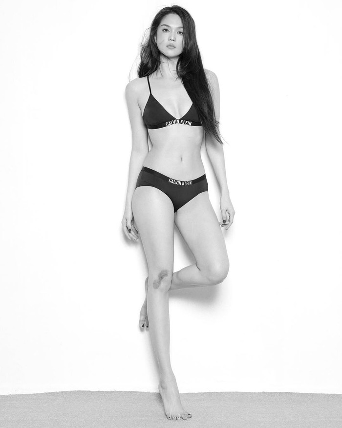 Tại hình ảnh diện bikini được đăng tải hôm 20/11, Ngọc Trinh cũng để lộ vết sẹo lớn ở chân.