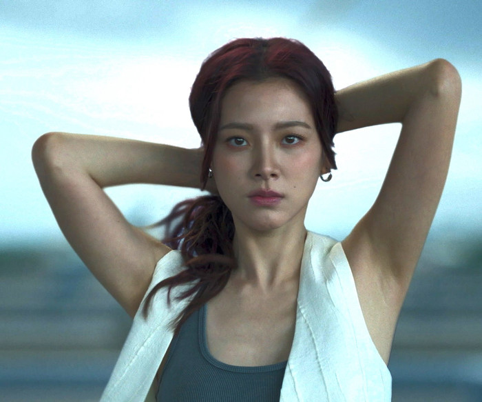 Baifern Pimchanok tiếp tục hành trình tìm kiếm công lý cho kẻ yếu trong phim 18+ Thicha Tái Sinh. 