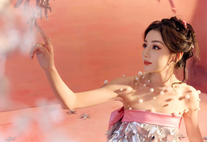 Địch Lệ Nhiệt Ba là sao nữ Hoa ngữ duy nhất lọt vào top 10 Người phụ nữ đẹp nhất thế giới năm nay