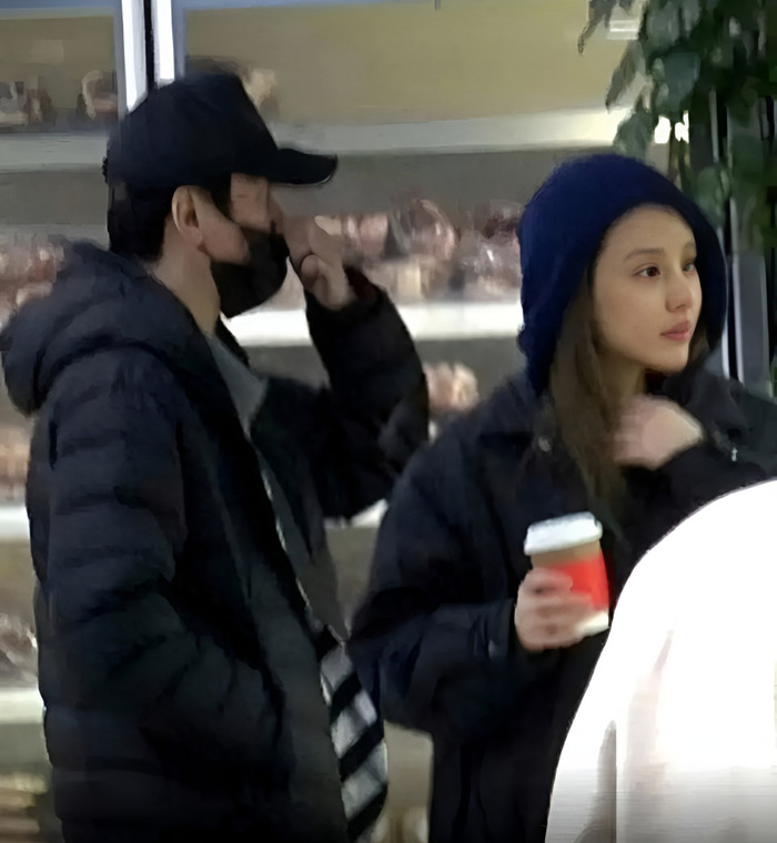 Chồng cũ Triệu Lệ Dĩnh, Phùng Thiệu Phong bị bắt trọn khoảnh khắc hẹn hò cùng tình mới. 