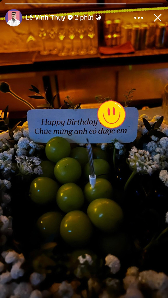 Vĩnh Thụy khoe quà sinh nhật được vợ tặng. (Ảnh FBNV)