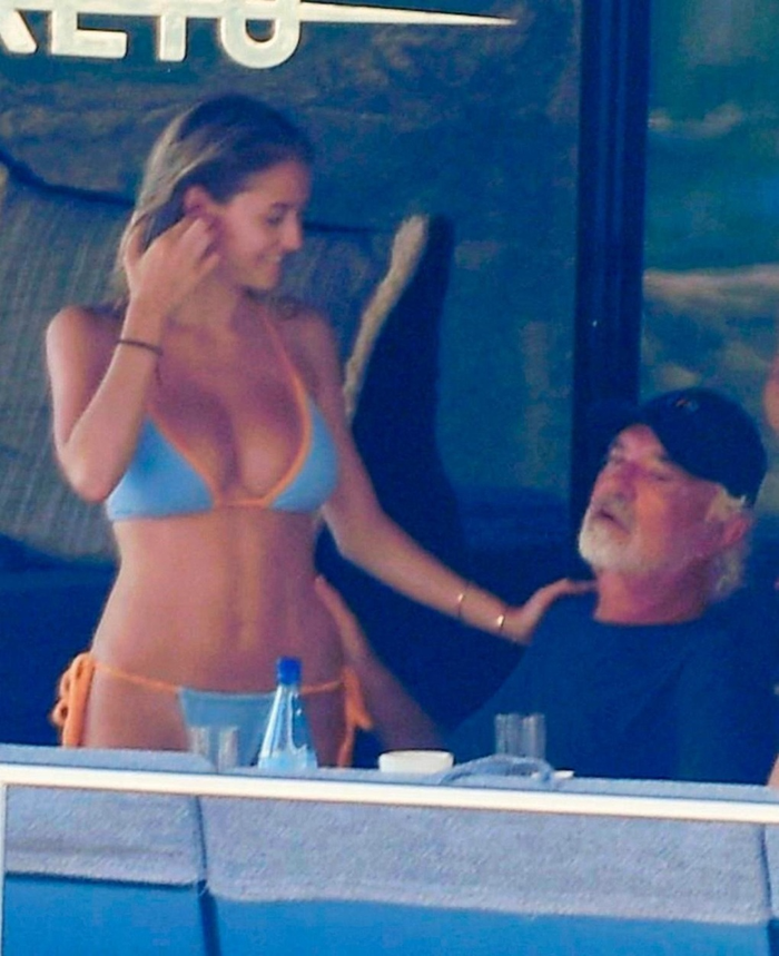 Con gái Sao phim Sex in the City thoải mái và gần gũi bên bố ruột tỷ phú sau nhiều năm xa cách.