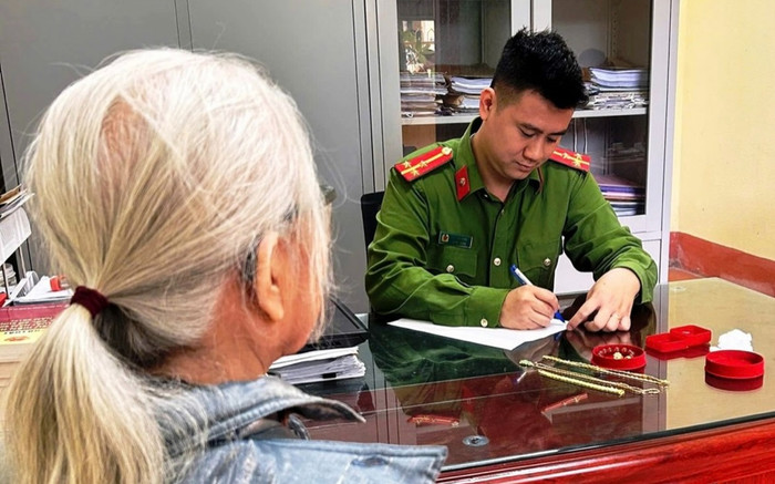 Cụ bà 78 tuổi mang cả cây vàng đi bán vì cuộc gọi lạ Ảnh 2