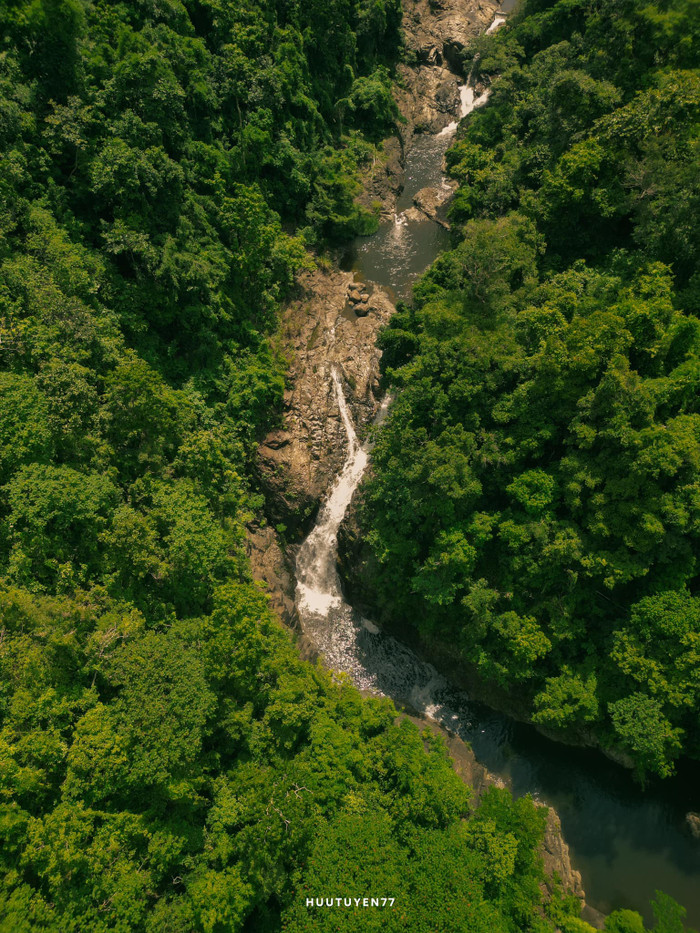 Đến đây, chắc chắn rằng bạn sẽ bị ngạc nhiên trước sự hùng vĩ và hoang sơ của thác. Ảnh: Hữu Tuyển 