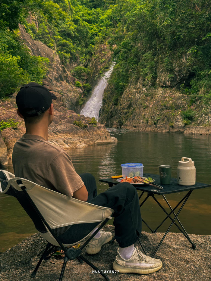 Thác Đổ là một địa điểm thú vị để tham quan và tránh nắng vào những ngày cuối tuần và dịp lễ tết cho cư dân xã Vĩnh An và các khu vực lân cận. Ảnh: Hữu Tuyển