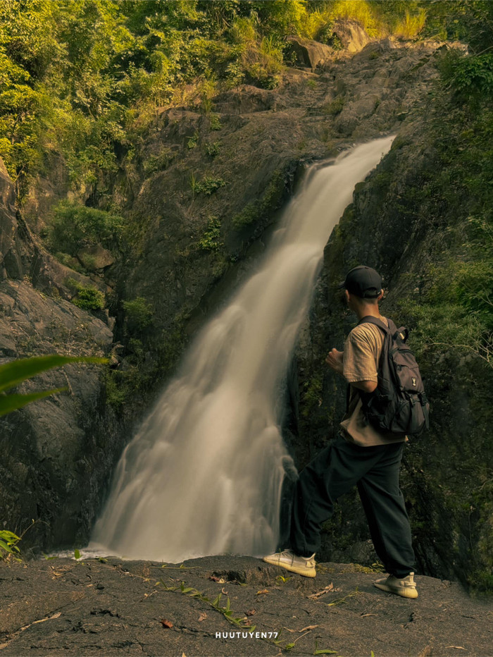 Thác Đổ nằm sâu trong rừng xã Vĩnh An, huyện Tây Sơn, Bình Định. Ảnh: Hữu Tuyển