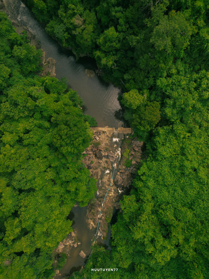 Theo thông tin trên Internet, đường đi đến thác Đổ được hướng dẫn như sau: Bạn hãy đi lên trung tâm xã Vĩnh An (huyện Tây Sơn) và chạy dọc theo con đường dẫn tới bờ tràn Nước Gộp để gửi xe cạnh nhà dân. Từ bờ tràn, bạn phải đi qua 4km đường rừng để đến thác. Hãy đi men theo ống dẫn nước sạch (Chú ý đi cẩn thận nhé, mặc dù ống treo cách đất không cao nhưng bên dưới có đá, vì vậy hãy cẩn thận hơn). Ảnh: Hữu Tuyển 