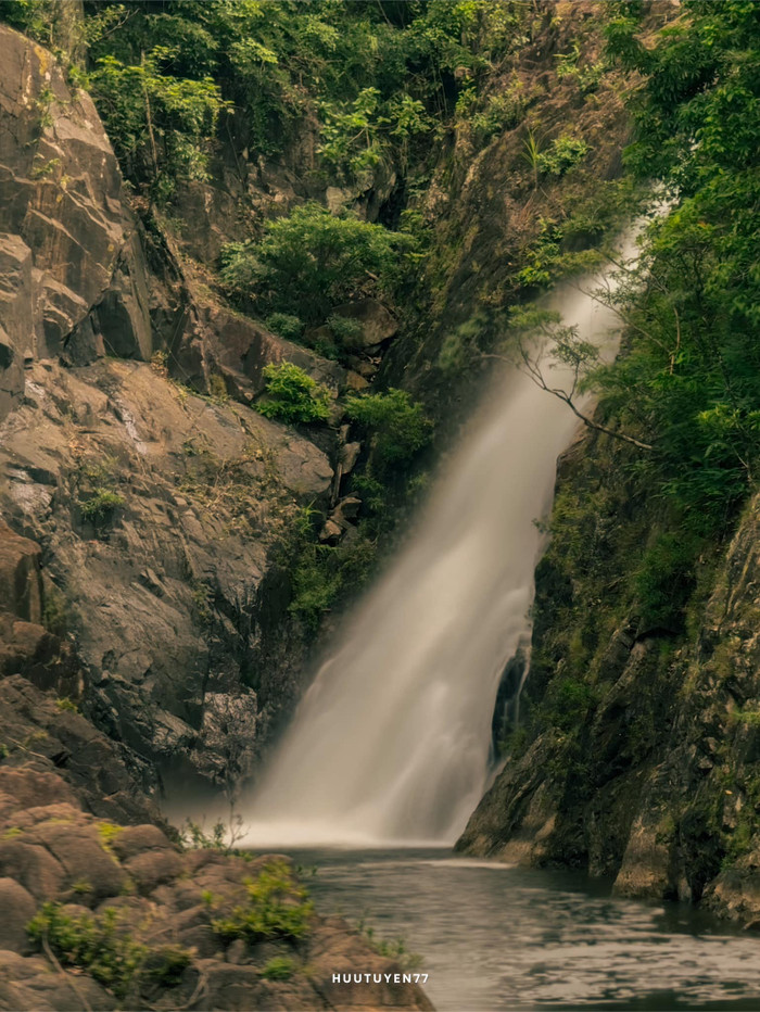 Từ trên vách đá, những dòng nước cao hơn 40m trào xuống, tạo thành cảnh tượng màu trắng tuyệt đẹp. Ảnh: Hữu Tuyển