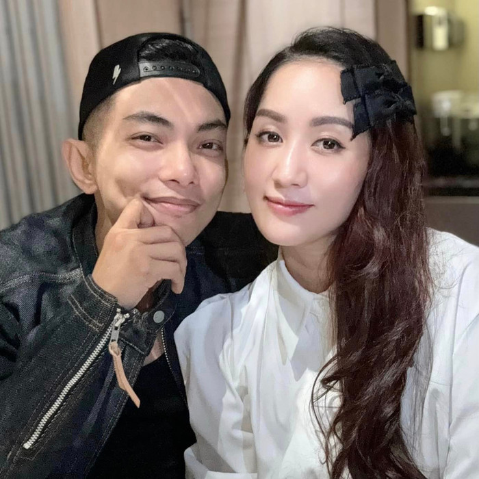 Khánh Thi - Phan Hiển được khán giả nhận xét 'cặp đồi vàng trong làng Vbiz'. Ảnh: FBNV