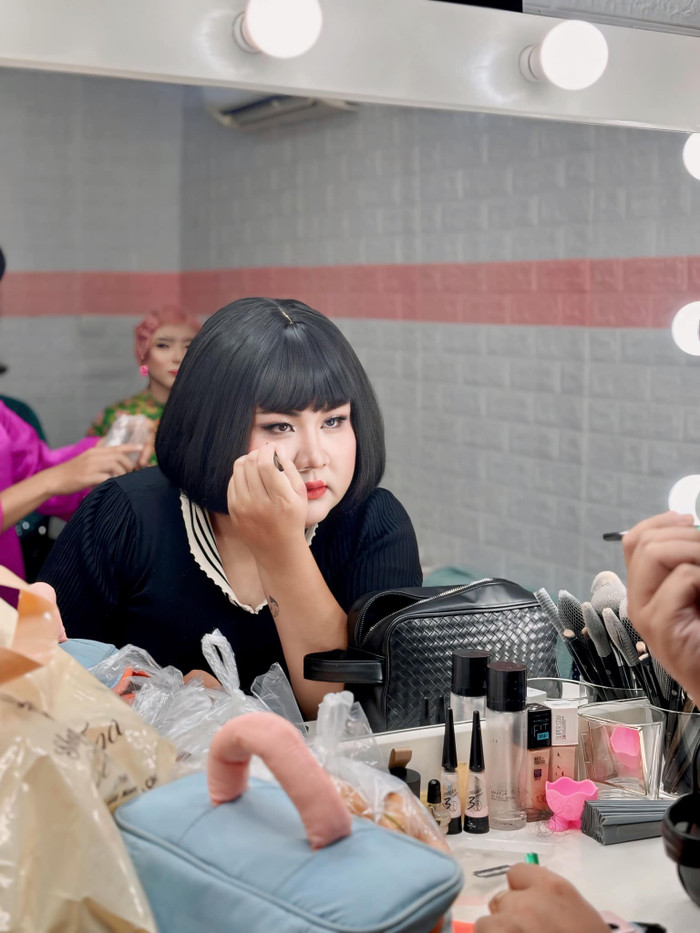 Nam diễn viên thường xuyên giả gái đi diễn, hát lô tô. (Ảnh FBNV)