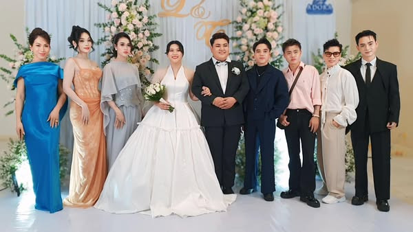 Nhiều đồng nghiệp, bạn bè đến dự đám cưới của diễn viên Phước Lộc (nghệ danh Bé Tư). (Ảnh FBNV)