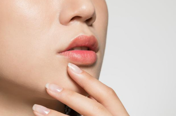 Bạn có thể dưỡng môi hồng hào ngay tại nhà với những nguyên liệu mang giá thành thấp.