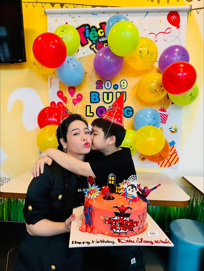 Nữ diễn viên hạnh phúc bên con trai đầu lòng.