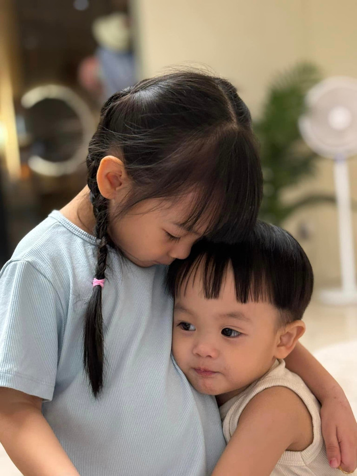 Đàm Thu Trang chia sẻ khoảnh khắc 2 con quấn quýt bên nhau. (Ảnh FBNV)