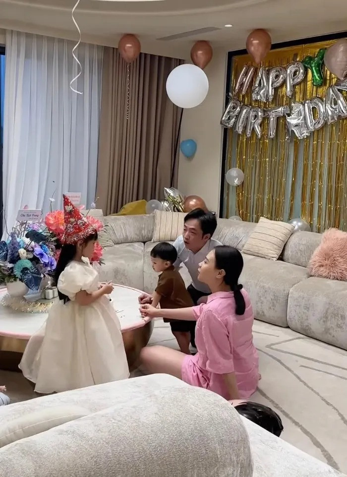 Cường Đô La cùng 2 con mừng sinh nhật Đàm Thu Trang. (Ảnh FBNV)