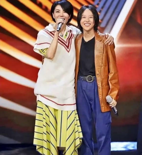 Vương Phi xuất hiện tại đêm nhạc của con gái, nhan sắc 'thiên hậu' gây xôn xao Ảnh 3