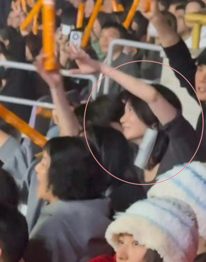 Vương Phi xuất hiện tại đêm nhạc của con gái, nhan sắc 'thiên hậu' gây xôn xao Ảnh 2