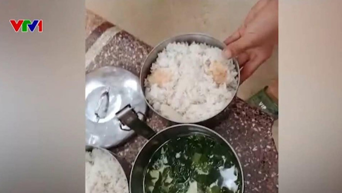 Cơm và canh rau của các em trong bữa ăn tại trường.