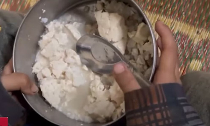 Các em phải ăn cơm với đậu hủ.