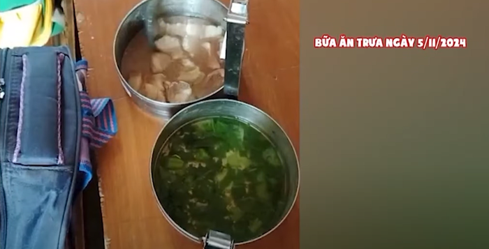 Canh rau và món thịt mặn.