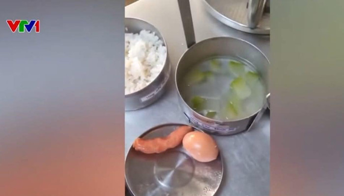 Vổn vẹn 1 cái xúc xích và canh rau củ.