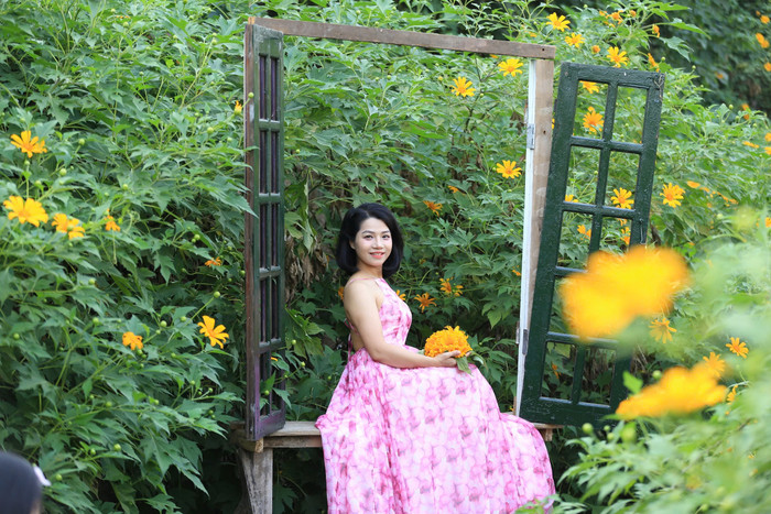 Ngoài hoa, chủ vườn còn thiết kế thêm nhiều tiểu cảnh để phục mọi người có nhiều góc chụp đẹp.