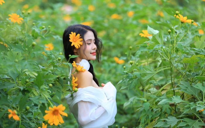 Giới trẻ rủ nhau đi ngắm sắc vàng hoa dã quỳ giữa lòng Hà Nội Ảnh 2