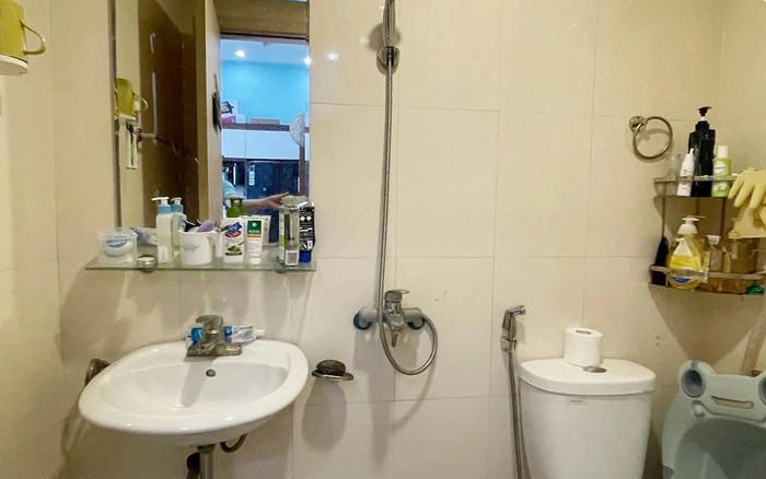 Con gái đi vệ sinh mãi không thấy ra, ba mẹ hốt hoảng trước cảnh tượng sau cánh cửa Ảnh 2