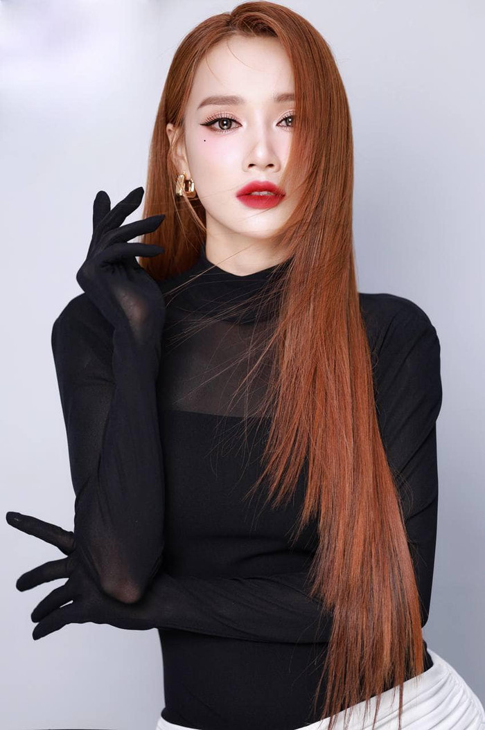 Nhã Phương bất chấp việc 'bóp mồm, bóp miệng' để có dáng thon. Ảnh: FBNV