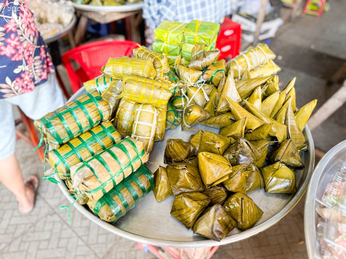 Chợ có nhiều loại bánh truyền thống. (Ảnh: Ăn chơi Vũng Tàu)