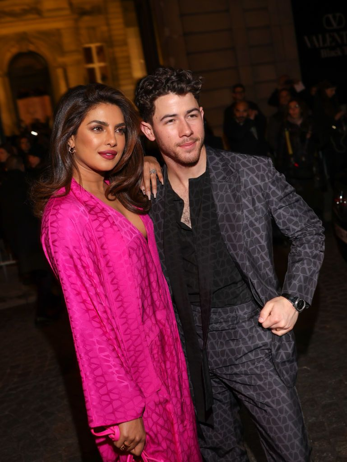 Từ trước đến nay, Priyanka Chopra mặc đồ theo ý thích của bản thân. Cô không cố gắng chạy theo chồng vì độ trẻ trung của ông xã. Ngược lại, Nick Jonas lại nỗ lực diện trang phục trông trưởng thành hơn để xứng đôi với bà xã Hoa hậu. 