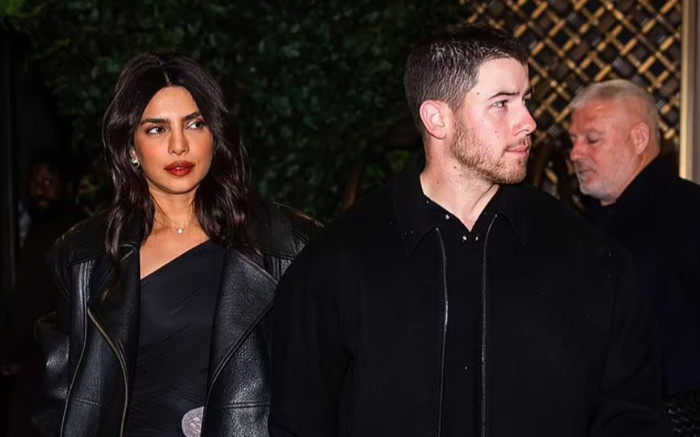 Hoa hậu Thế giới 2000 diện đầm bó sát khi ăn tối cùng chồng kém 10 tuổi Ảnh 2