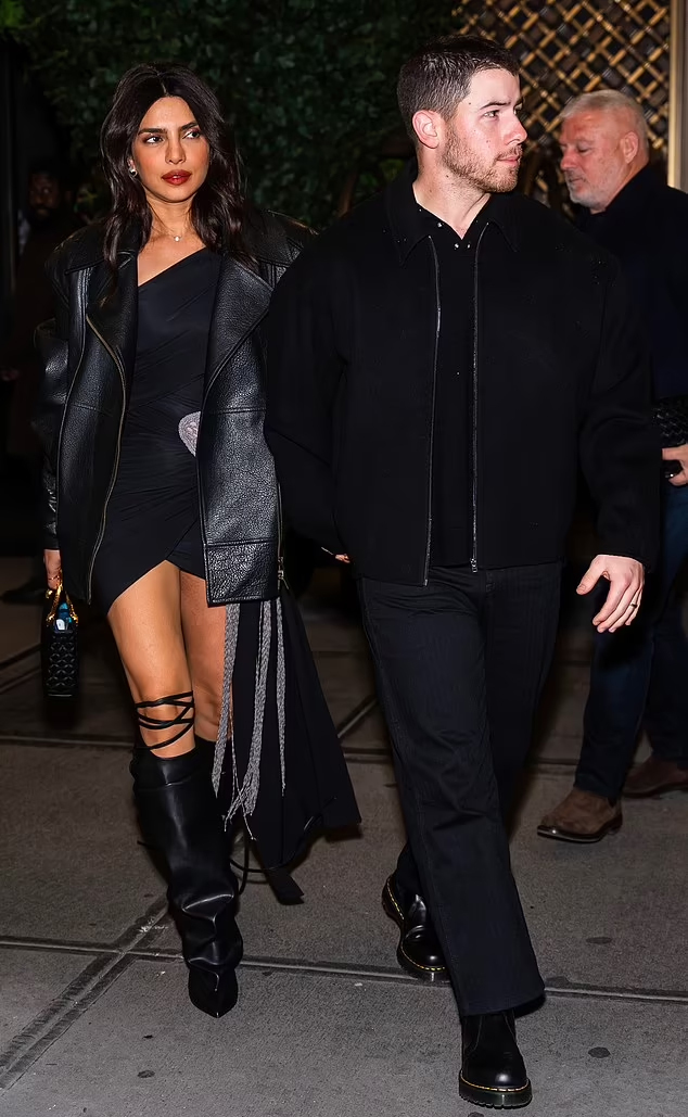 Cựu hoa hậu 42 tuổi khoe đôi chân dài trong chiếc váy ngắn màu đen và áo khoác da đen quá khổ. Chiếc váy bó sát của Chopra có thiết kế quấn và đường viền cổ bất đối xứng, đường viền cao đến đùi và chiếc đai dài có chi tiết tua rua bằng dây thừng màu xám. Người đẹp được khen ngợi có đôi chân dài, săn chắc khi đi thêm đôi bốt da đen cao đến đầu gối.