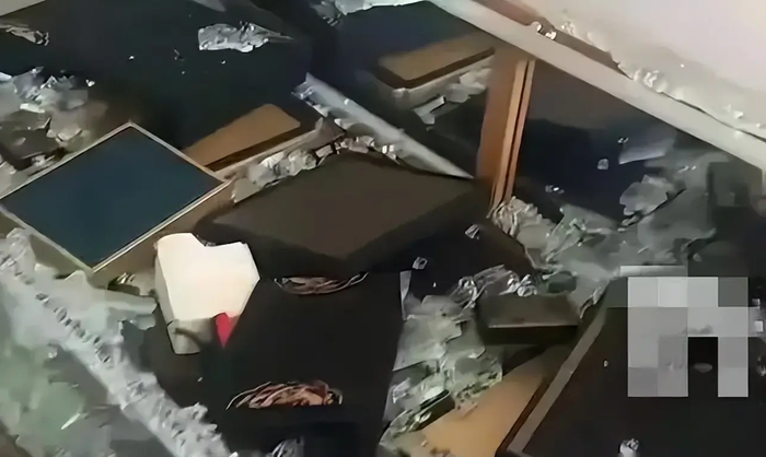 Các tủ trang sức bị bọn cướp đập vỡ để đồ. Ảnh: Baijia Hao