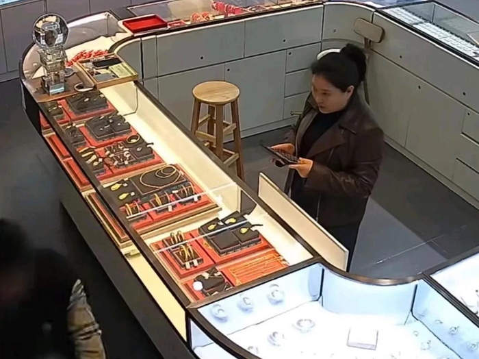 Tiệm vàng khai báo bị lấy mất 35 tỷ đồng. Ảnh minh họa: Baijia Hao.