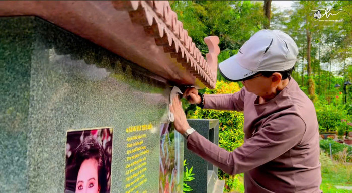 Ông lau tỉ mỉ từng viên gạch một, vừa lau ông vừa tâm sự. Ảnh: Chụp màn hình