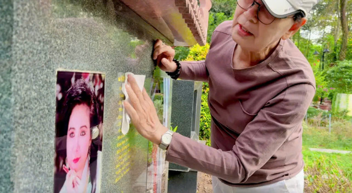 NSND Thanh Điền ra thăm mộ vợ. Ảnh: Chụp màn hình