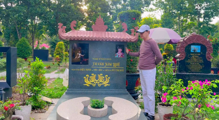 NSND Thanh Điền thất thần nhìn di ảnh vợ. Ảnh: Chụp màn hình