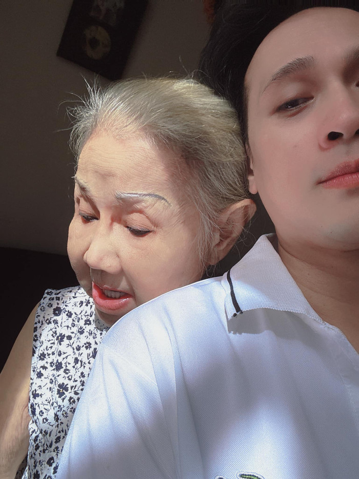 Nam ca sĩ hạn chế nhận biểu diễn dài ngày ở nước ngoài vì muốn dành nhiều thời gian bên cạnh mẹ. (Ảnh FBNV)