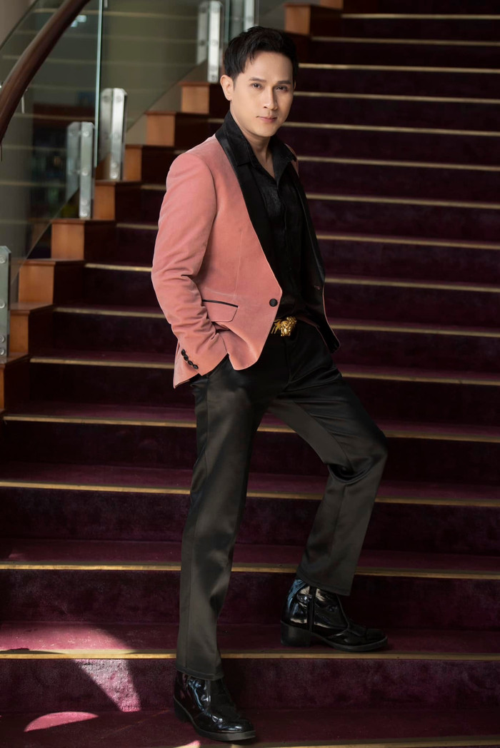 Ca sĩ Nguyên Vũ luôn giữ ngọn lửa đam mê với ca hát sau gần 30 năm hoạt động nghệ thuật. (Ảnh FBNV)