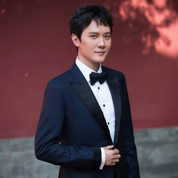 Phùng Thiệu Phong bị bắt gặp khi nắm tay bạn gái đi dạo