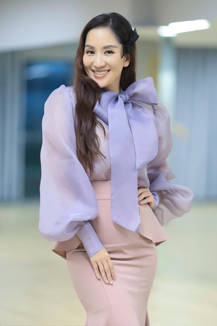 Khánh Thi chuộng những thiết kế đơn giản nhưng sang trọng trong cuộc sống đời thường.