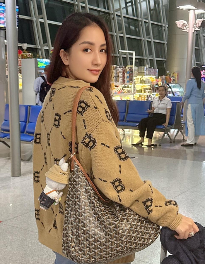 đôi khi vẫn 'đổi gió' với các bộ trang phục rực rỡ sắc màu.