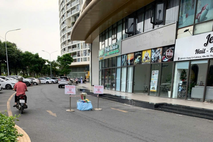 Hiện trường vụ việc bé trai rơi từ tầng 26 xuống đất tử vong. Ảnh: Báo CAND.